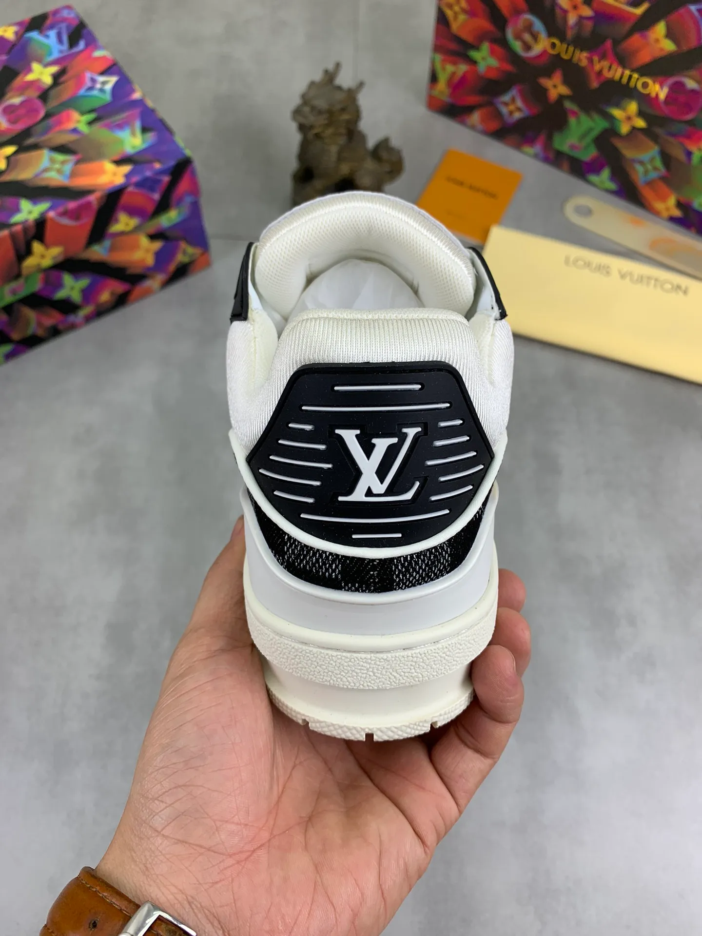 Men's shoes 💰P580 New style 💰💎💎Latest color High version 2025Louis*Vuitto* LV Traine Catwalk TRAINER outsole and fabric private model A shoe that definitely costs a lot of money and effort. This series was designed after the arrival of Vifgil. It is favored by many fans every season. Original TPU outsole Original packaging Men's size: 38-45 (46 can be customized) Color: White available (available from stock, super fast delivery)